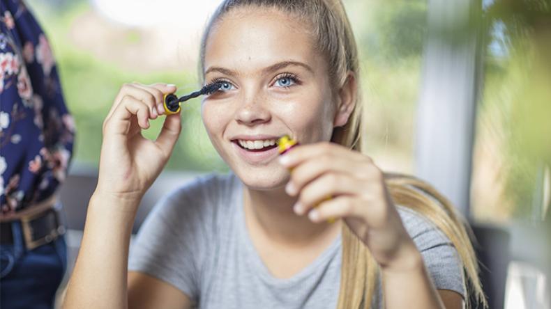 Frau schminkt sich die Wimpern