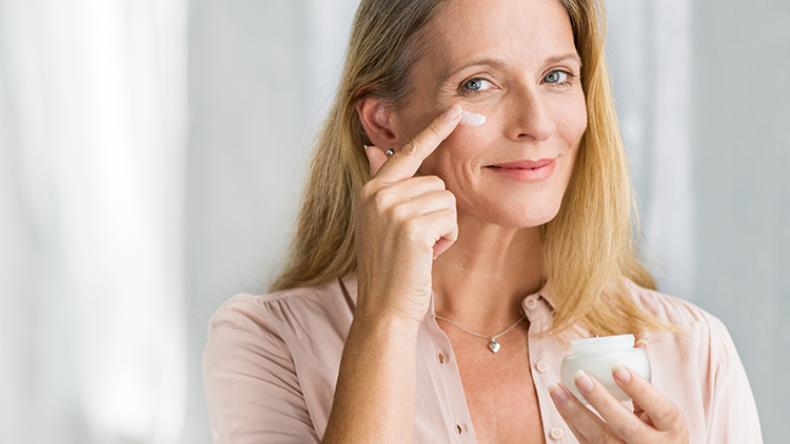 Frau trägt Gesichtscreme auf