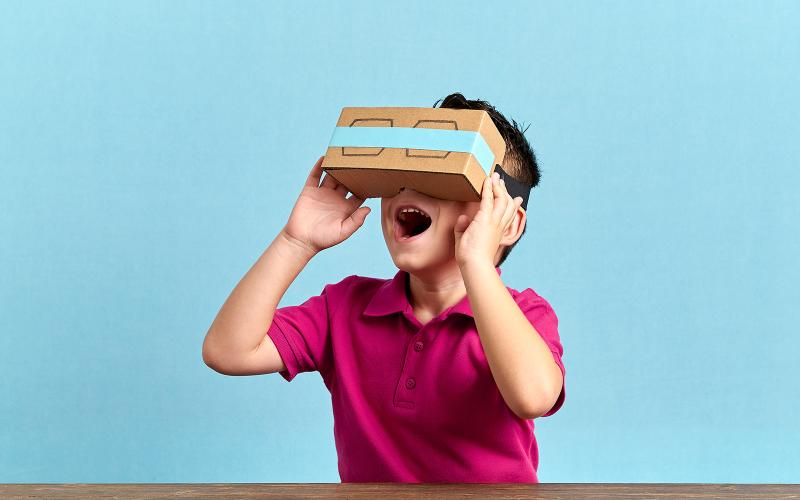 Digitale Bildung: AR-Brille Junge schaut durch KI Brille