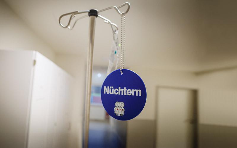Einige Kliniken verkürzen die Zeiten der Nüchternheit vor einem chirurgischen Eingriff drastisch