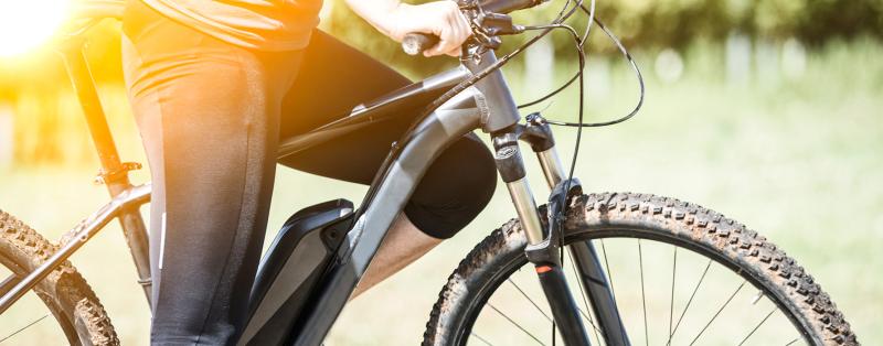 E-Bikes: Sportler sitzt auf E-Bike E-Bikes: Sportler sitzt auf E-Bike