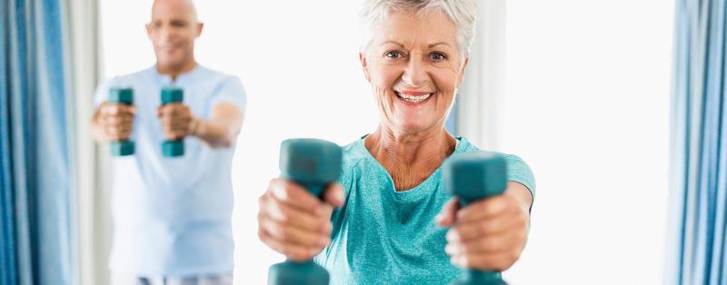 Fitness für Senioren: Gerade ältere Menschen profitieren von regelmäßiger Bewegung. Einfache Übungen erhalten Kraft, Beweglichkeit und Koordination