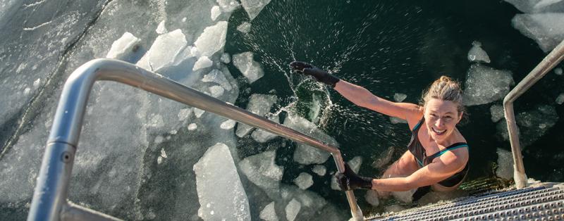Starke Kältereize sollen Infekte abwehren, den Schlaf fördern und sogar chronische Schmerzen lindern Junge Frau beim Eisbaden