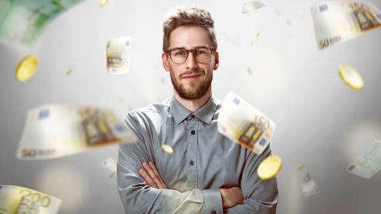 Junger Mann mit brille ist umgeben von fliegenden Geldscheinen