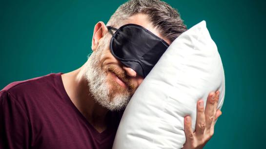 Guter Schlaf: Mann schläft mit Schlafbrille Bildbeschreibung nicht verfügbar