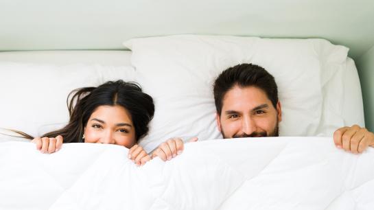 Gewichtsdecke: Mann und Frau unter einer Decke Bildbeschreibung nicht verfügbar